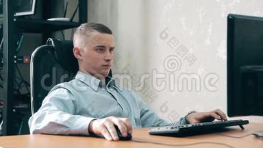 那个年轻人忘了把鼠标线和电脑连接起来