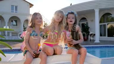 生活被宠坏的孩子，富裕的孩子在游泳池附近摆姿势拍照，孩子们的名人在暑假，孩子们的聚会