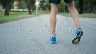 运动型青少年开始远离镜头，跑步慢跑鞋特写
