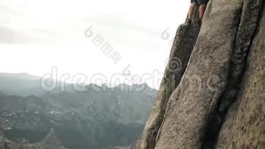 一个无私的人没有绳子爬到悬崖的顶端。