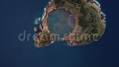 飞越维拉·弗兰卡·多坎波岛的伊斯<strong>利是</strong>由圣米格尔岛附近一座古老的水下火山口形成的。