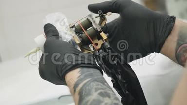 纹身师在纹身前检查纹身机是否有香水