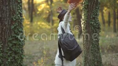 秋天公园里的秋天的女人。无忧无虑的女人。秋日少女户外大气时尚照