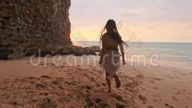 海滩上的自由和幸福的女人。她在户外旅游度假期间享受着宁静的海洋自然