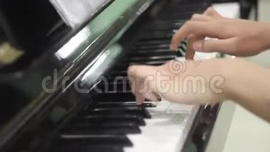 年轻人弹钢琴。 双手合拢 乐器上的练习。 键盘乐器。 萨尔费吉奥。 长长的手指