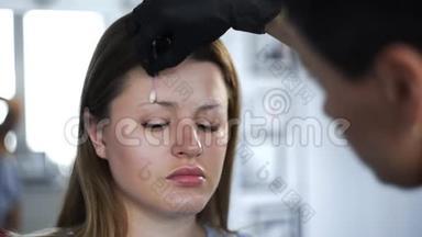 化妆师用天然染料染眉，用指甲花调色，在美容院做美容