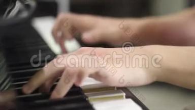 年轻人弹钢琴。 双手合拢 乐器上的练习。 键盘乐器。 萨尔费吉奥。 长长的手指