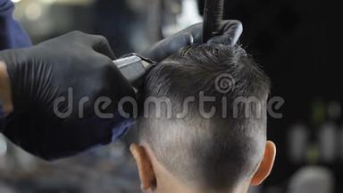 戴着黑手套的理发师在一个亚洲孩子的头上剃掉了一个离别，背面观看60fps