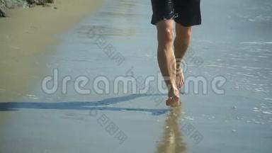 人类赤脚在海边的海滩上奔跑。 慢动作