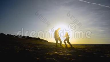 春天，两个男人在沙滩上<strong>踢</strong>足球，在阳光下在沙滩上<strong>踢</strong>足球。