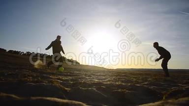 春季男子在沙滩上<strong>踢</strong>足球的剪影，<strong>踢</strong>足球，守门员接球