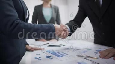 合同签订后公司代表握手，合伙象征