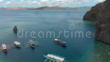 Coron岛Twin Lagoons的绿色泻湖和旅游船