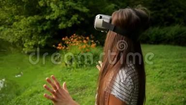 城市公园的湖畔矗立着一幅可爱的小女孩虚拟现实眼镜的画像。 运动效应。