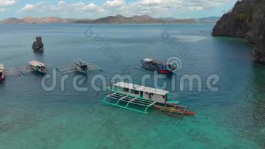 Coron岛Twin Lagoons的绿色泻湖和旅游船