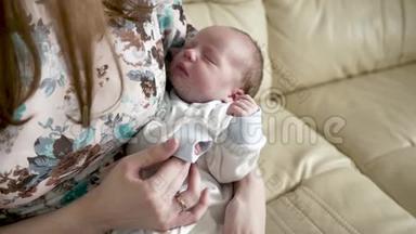 一个新生儿的肖像紧紧地贴在母亲`<strong>乳房</strong>上，紧贴着。