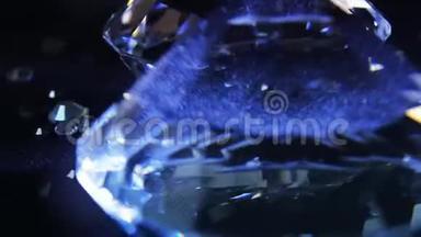 特写视频钻石闪耀和滚动在黑色<strong>布展</strong>示背景。