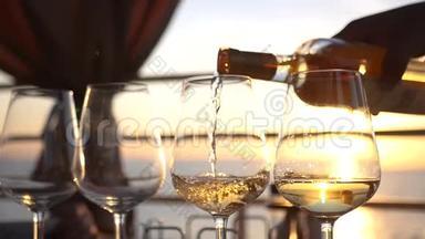日落时将白葡萄酒倒在透明玻璃杯上. 高清，1920x1080。 慢动作