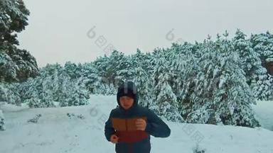 运动员穿过白雪森林. 冬季训练期间，运动员在寒冷的雪天外跑步