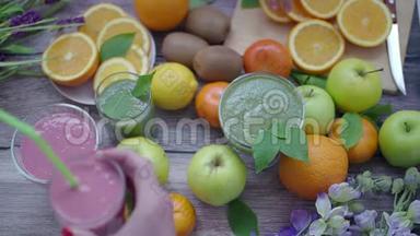 厨房餐桌上新鲜水果中的排毒、绿色和水果奶昔