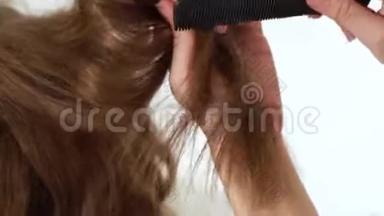 理发师在美容院<strong>梳头</strong>发时<strong>梳头</strong>发。 发型师在做发型时使用梳子