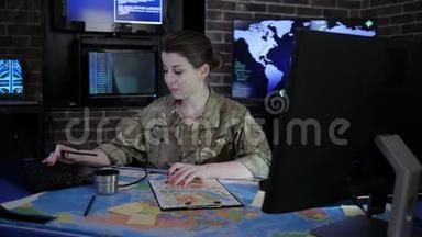 在军事总部、系统控制中心、车站管理、讨论战斗的女战士肖像