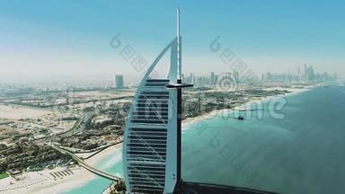 迪拜，阿联酋-2018年5月：在U.A.E迪拜湾阳光明媚的一天，俯瞰豪华的BurjAl阿拉伯酒店。 库存。 迪拜