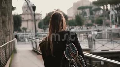 女孩漫步在意大利罗马，看着古<strong>老</strong>而美丽的城市。 女探索古罗马论<strong>坛</strong>遗址..