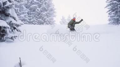 滑雪者骑深粉雪慢运动。 雪板雕刻在新鲜的雪。 提供极限免费乘坐滑雪板，乘坐新鲜的