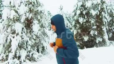 运动员穿过白雪森林. 冬季训练期间，运动员在寒冷的雪天外跑步