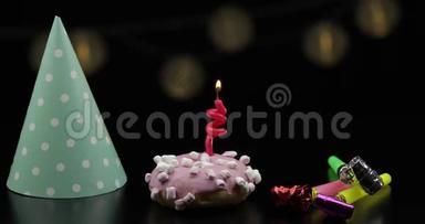 <strong>派对</strong>。 粉红色的甜甜圈和红色的节日蜡烛在上面。 <strong>金色</strong>纸屑掉落