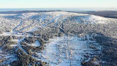 滑雪场全景。 录像。 森林山区滑雪场美丽的冬季景观.. 室外