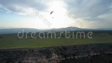 滑翔伞在滑翔伞极限运动比赛中飞越惊人的山脉。 滑翔伞在空中飞行