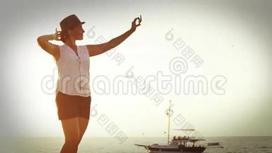 <strong>老电影</strong>特效镜头：一个女人站在海边拍自己的照片