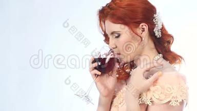 红发美女新娘捧红酒.. 结婚仪式。 慢动作
