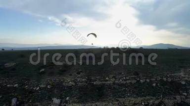 滑翔伞在滑翔伞极限运动比赛中飞越惊人的山脉。 滑翔伞在空中飞行