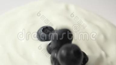 新鲜健康食品。蓝莓在白色背景下掉入酸奶中。<strong>鲜果</strong>洒在鲜奶油里。<strong>有机</strong>浆果。
