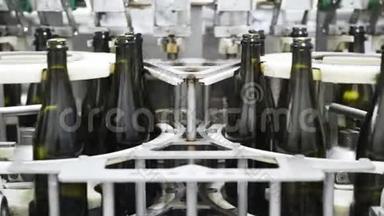 慢动作，香槟或葡萄酒厂自动输送线上的玻璃瓶。<strong>酒类</strong>装瓶厂