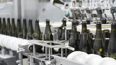 慢动作，香槟或葡萄酒厂自动输送线上的玻璃瓶。<strong>酒类</strong>装瓶厂