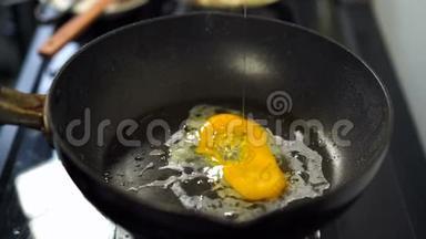 手裂鸡蛋落入锅中的慢动作