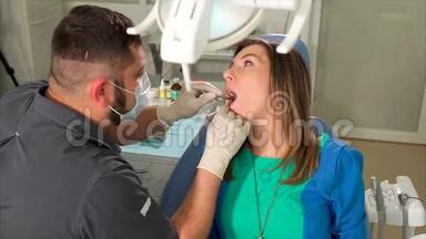 妇女正在牙科诊所接受体检