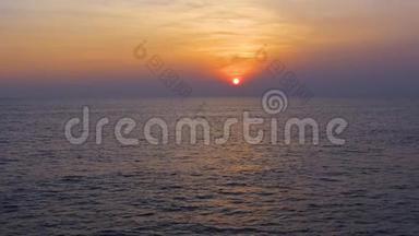 慢动作空中拍摄热带日落.. 海波在黄昏的灯光下，美丽的天梯度