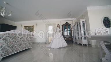 房间里穿着婚纱的美丽新娘的画像。 4K