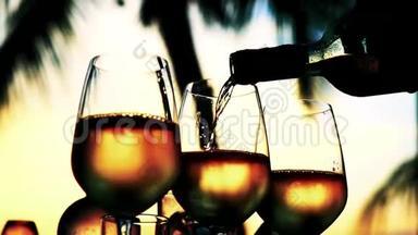 在令人惊叹的日落时分，在海滩餐厅的海景中缓慢地在玻璃中倒入白<strong>酒</strong>。 快关门。 1920x1080