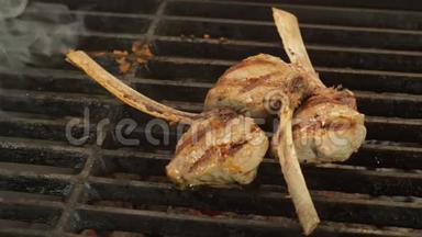 三块骨头上的牛排和烤架上的指纹一起送到准备好的、开胃的羊肉里