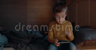 小孩在卧室浏览智能手机网页