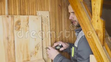 工人在木制内部设置自制门.. 用尺子测量，门口和门。