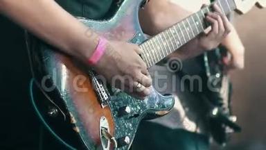 音乐家们在摇滚音乐节上演奏老式电吉他。 双手特写