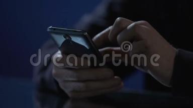 孤独男人的手在智能手机上滚动图片，使用移动约会应用程序