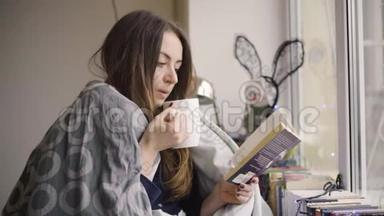 在<strong>窗外下雪</strong>的时候，小女孩在毯子里喝茶，看书